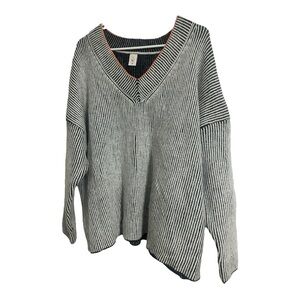 Women’s Like Love V-Neck Sweater – Black & White
Size: 3X